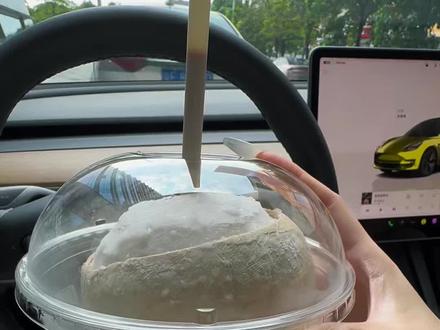 瑞幸新发售的一整颗生椰🥥高低得尝一下什么味道 我感觉和平时喝的生椰拿铁味道差不多,但是椰子水的味道会更浓一点更清甜#瑞幸咖啡 #一整颗生椰