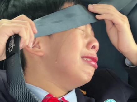 同一对父母生的两个孩子性格天差地别啊 弟弟倒数第一每天开开心心的
哥哥考了91.5分崩溃痛哭