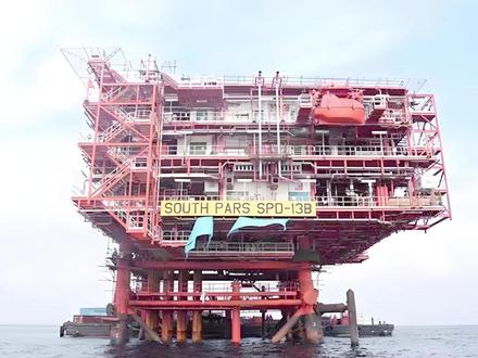 伊朗重要能源设施,南帕尔斯气田遭袭,美以行动让战争再次升级? 为什么全球最核心的能源命脉,会突然沦为精准打击的目标?为什么一场看似局限在中东局部的袭击,能瞬间撬动全球油价、牵动各国经济命脉?更颠覆绝大多数人认知的是,这场针对伊朗南帕尔斯天然气田的袭击,从来不是偶然的军事冲突,而是美以长期极限施压与伊朗绝地反制的必然爆发,核心矛盾早已跳出地区恩怨,直指全球能源霸权争夺与地缘政治格局重构,一旦局势失控,没有任何一个国家能独善其身。很多人觉得中东冲突离自己很远,觉得能源设施只是国家内部的工业资产,可现实是,现代战争早已跳过正面战场厮杀,瞄准能源命脉的“软打击”,杀伤力远超常规军事行动,这也是此次袭击能引爆国际舆论、震动全球市场的核心原因。#硬核深度计划 #时代的荣耀 #全球创作者计划 #零基础看懂全球 #伊朗