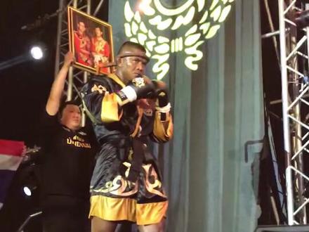 全世界唯一能够举着国王头像出场的拳王——播求