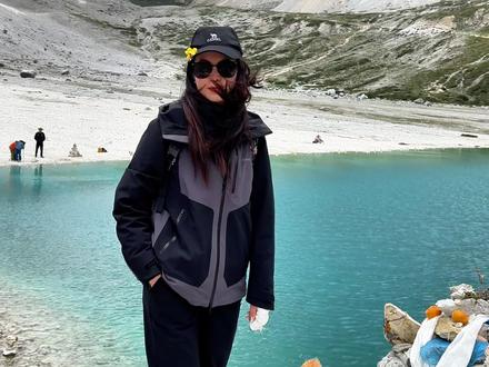 稻城亚丁攻略:
建议体力不好的8:00前抵达景区,全程徒步约10km,牛奶湖15:00开始清人下山。
1️⃣游客中心售票时间:7:00-16:40。
2️⃣大巴车运营时间:游客中心至扎灌崩 7:10-17:00;
扎灌崩至游客中心 8:30-19:00;亚丁村至扎灌崩
7:30—16:30
3️⃣电瓶车运营时间:冲古寺至洛绒牛场 8:00-16:30;洛绒牛场至冲古寺 8:30-18:00,未班6:30。
门票:(信息源自官网)
1️⃣全价门票十全价车票
旺季票价 266元(含146元门票、120元往返车票)
如果单独买门票150元(凭永不失联的爱电影票,可免门票,必须本人购买,并出示购买记录,扣款记录,然后带上电影纸质票去景区售票大厅兑换门票),往返大巴车120元
淡季票价240元(含120元门票、120元往返车票)
2️⃣优惠门票十全价车票
1周岁(不含)—18周岁(含);
2本科及以下学历的在读学生;
3法定节假日60岁以上不满65周岁(不含)
以上人群旺季193元,淡季180元
3️⃣免门票十全价车票
1周岁(含)以下儿童;
2军人;
3军人“三属”;
4非节假日60周岁以上
我今天的线路:
大巴车-观光车(洛绒牛场)-骑马(2km)-贡嘎措-舍身崖-牛奶海-五色湖
#川西美景 #稻城亚丁攻略 #稻城亚丁 #稻城亚丁牛奶海 #川西