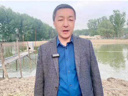 食用盐除去池塘边的杂草#鱼虾蟹养殖 #美白对虾养殖 #黄颡鱼鲈鱼养殖 #四大家鱼养殖 #水产养殖技术 # 抖音小助手