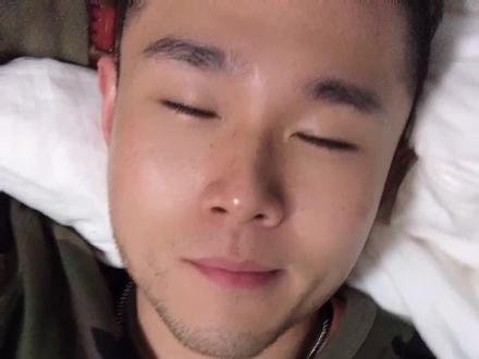 这人眼睛睁着闭着?回应下大家的圈