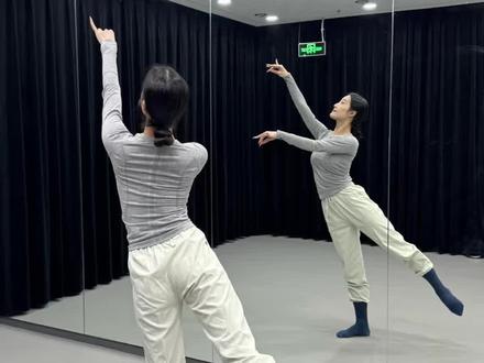 《爱如空气》舞蹈详细教学来啦~ 宝宝们一直催的教学系列来啦~(智齿发炎了 嘴巴说话有点张不开)#爱如空气舞蹈 #舞蹈教学 #抖音二创激励计划 #爱如空气 #舞蹈