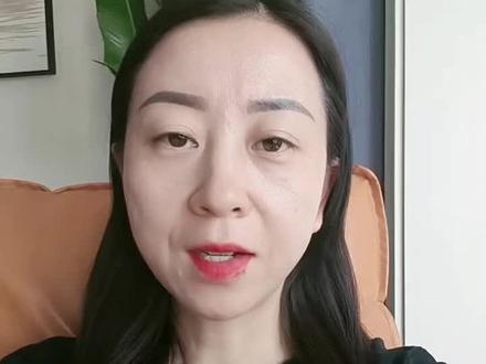 关于小区违建,根据《中华人民共和国城乡规划法》第四十条,在城市、城镇规划区内进行建设搭建,必须向规划部门申请办理建设工程规划许可证,没证就建,基本都算违建。
物业工作中遇到业主执意搭建该怎么做?
1️⃣及时劝阻:发现苗头,马上沟通,说明违建风险与法律后果,礼貌且坚定的告知业主,执意搭建如果被投诉了,一定会面临拆拆除。
2️⃣书面通知:劝阻无效,立即发整改通知书,明确违规事实,并抄送城管等部门。
3️⃣依法上报:业主拒不整改的,物业必须向相关部门举报,并联合小区其他业主共同举报,提供证据并配合处理。
4️⃣日常预防:通过公告栏、业主群等渠道普及违建法规,在物业服务协议中明确禁止条款。
很多业主因违建问题拒交物业费,这也是不合理的,根据《民法典》第942条规定,物业只能积极履职,做到劝阻、制止、报告,。面对违建行为,业主和物业应该是维权路上的同行者,小区是所有业主共同的家园,维护小区家园是每一个业主应尽的义务。#上热门🔥 #物业 #物业与业主 #物业纠纷 @DOU+小助手