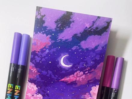 紫夜星空|丙烯马克笔手绘 🖊️:恩米 📒:星以 👋:😊画画的白白
紫雾漫起,云织成梦,我把这一整片温柔的宇宙,都画在了纸上。星河欲坠,紫云轻拢,画纸上的每一帧,都是无需滤镜的治愈。#跟着抖音学画画 #丙烯马克笔 #星空 #零基础学画画 #画渣日常