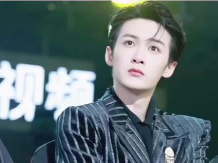 檀健次被曝恋上北电00后学生刘一诺,16岁年龄差与同款物品引热议 #曝檀健次刘一诺恋情 #吃瓜群众#明星#娱乐圈 #娱乐评论大赏