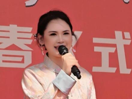 作为家长代表上台分享~满怀荣幸与感慨~青春各有风采,优秀从无标准。比起成绩名次,更欣喜见证孩子青春蜕变✨愿家长褪去焦虑,多陪伴多倾听,做孩子稳稳的后盾。期待和各位家长同心携手,守护孩子成为更好的自己!
#灌南七色光金口才 #家长讲话 #家庭教育 #家长代表#脱稿演讲