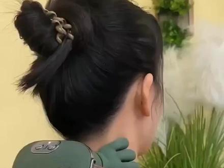 这年头,谁还花钱去按摩店按摩?现在都用这种极点魔术手按摩仪了,在家就能享受大师级别的按摩!仿真的手掌设计,加上热敷功能,就跟真人按摩一样舒服,随时随地都能来上一回#肩颈按摩器 #仿人手按摩仪 #颈椎按摩器 #按摩放松 #居家好物