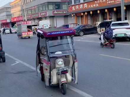 三轮车以后不用充电了,再也不用担心半路没电了也不用抢小区充电桩来回挪车了,三轮车加装太阳能光伏充电板自动给你的爱车充电 充满自动停 买菜接娃出行太方便了 既省钱又省事还省心👍👍👍#抖音热点记忆2025 #大街上看到的一幕🔥 #原创视频 #三轮车改装 #太阳能光伏发电 @DOU+小助手 @DOU+上热门