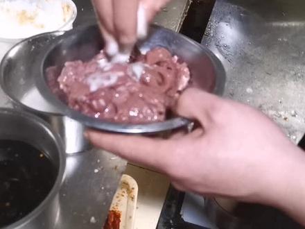 每天忙到最后小孩都想上炉子练习个菜!既然小孩肯学!我会毫无保留的教,今天教炒个腰花!炒的不好还忘师傅们嘴下留情