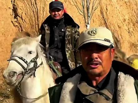 蒋晓亮(队长):文旅领域经验丰富,擅长活动策划与文化传播,通过短视频和直播推广驼队行程。
程巍(副队长):自媒体达人,发布近200条视频并每日直播,用网络平台传递丝路文化。
严先生(摄影师):负责全程影像记录,捕捉驼队与沿途文化互动的精彩瞬间。
赛力克·哈热依(退伍军人):全程徒步随行,具备野外生存能力和坚韧毅力。
叶思木汗·卡买力汗(牧民):熟悉骆驼习性,负责队旗管理,积极传播家乡文化。