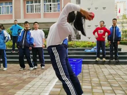 实心球不砸地才能扔的远,两个动作一周快速提升2米。#体育训练 #实心球 #中考体育 #体测