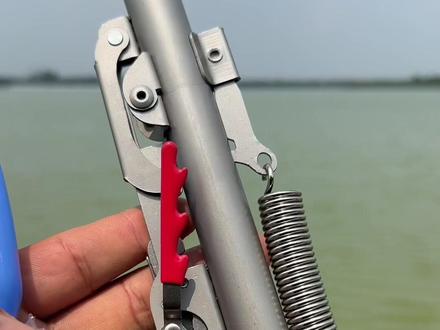 这是一款可以自动钓鱼的海竿,使用简单方便中鱼率非常高,无需专人看守自动钓大鱼#钓鱼 #渔具用品 #自动钓鱼 #自动钓鱼海竿 #海竿