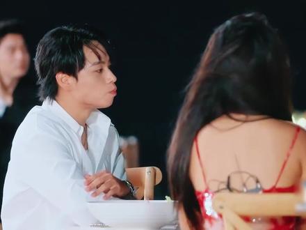 恋综首例!约会途中转向邀约邻桌女嘉宾 #恋综 #康奶馨 #上Soul遇见有趣灵魂