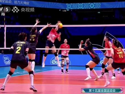 沸腾!江苏女排3-0横扫山东夺冠,时隔8年再登顶,全运会女排大结局出炉
11月19日晚,2025年全运会女排决赛燃爆全场!夺冠大热门江苏女排毫无悬念,3-0(25-15、25-13、25-16)横扫山东队,时隔8年再度捧起全运会冠军奖杯,这也是她们队史第二座全运冠军,全队赛后疯狂庆祝,场面太热血了!
江苏队这阵容简直是“国家队加强版”,龚翔宇、吴梦洁都是现役国手主力,刁琳宇、张常宁更是经验丰富的前国手,阵容厚度拉满。更关键的是,她们常年以全华班征战联赛,磨合得相当默契,这种历练在全运会无外援的赛场直接显现优势,反观天津队没了外援后竞争力大减,江苏队自然成了夺冠最大热门。
这次夺冠之路,江苏队几乎顺风顺水,一路势如破竹。小组赛对阵朱婷率领的河南队、卫冕冠军天津队,淘汰赛迎战辽宁队、福建队,除了对阵天津队丢过一局,其余比赛全是3-0横扫,实力强得没话说,晋级决赛实至名归。要知道这已经是她们连续三届闯进全运会决赛,2017年夺冠后两次屈居亚军,如今终于时隔8年再度站上全国之巅!
决赛面对首次闯进决赛的山东队,双方实力差距明显。山东队虽有吴梦洁、杜清清等国手级球员,但整体阵容还是稍逊一筹。前两局江苏队一上来就掌控节奏,山东队一传频频失误,分差越拉越大,两局都没让对手得分上20,25-15、25-13轻松拿下,冠军几乎稳了。
第三局山东队总算顶住压力,中局阶段咬住比分还迫使江苏队暂停,双方多次打平。但江苏队很快稳住阵脚,再次拉开分差,25-16锁定胜局,3-0完美夺冠!
随着决赛落幕,全运会女排也迎来大结局,前八名最终敲定:1.江苏队、2.山东队、3.福建队、4.上海队、5.天津队、6.河南队、7.北京队、8.辽宁队。这场巅峰对决看得太过瘾,恭喜江苏女排圆梦!#女排 #排球比赛