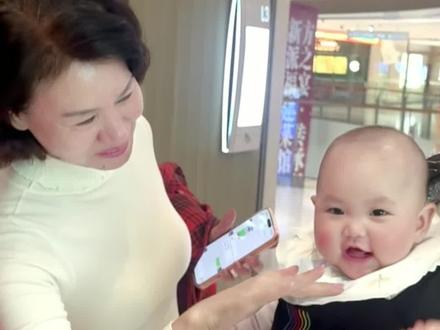 都说人如其名,我家喜乐除了饿和困才会哭,其余时间都是乐呵呵的,对谁都笑。希望未来的日子里喜乐也能一直这样笑口常开,无忧无虑~姐妹们你们有被喜乐的笑容治愈到吗?#黄智慧的小喜乐#骗你生女儿#治愈瞬间#人类幼崽有多可爱#记录真实生活