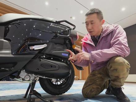 万元125蕞强音:五羊-本田HRD实车是这样 它是目前最强的125踏板,之前一众热销车款,在它面前似乎都不够看;但从市场来讲,它的最大对手却是哪些国产150们。#五羊本田 #五羊本田HRD125 #125小踏板 #踏板车推荐 #新车上市