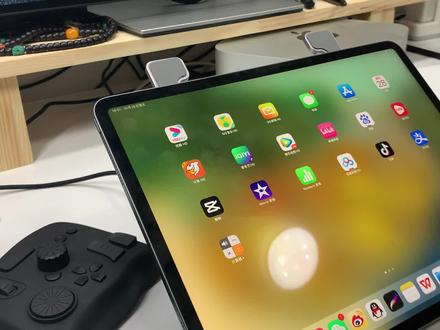我真的是有点觉得wacom的手绘屏白买了,明年苹果要是真出个16寸的ipad。wacom就彻底可以扔掉了。
主机macstudio雷电四接口连接ipadpro2020打开随航。流畅的不行。
#ipadpro #画画 #ipad绘画 #ios16 #macstudio