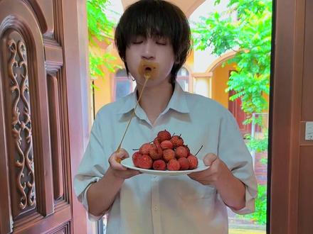 男警官居然抢小孩的荔枝吃#二次元 #兔子警官 #天使