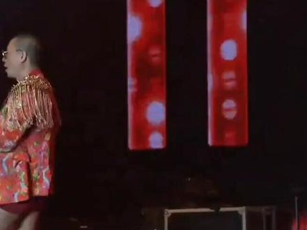 国内唯一一个穿红裤衩上台表演的摇滚乐歌手。#二手玫瑰 #仙儿 #梁龙 #神级现场 #演唱会