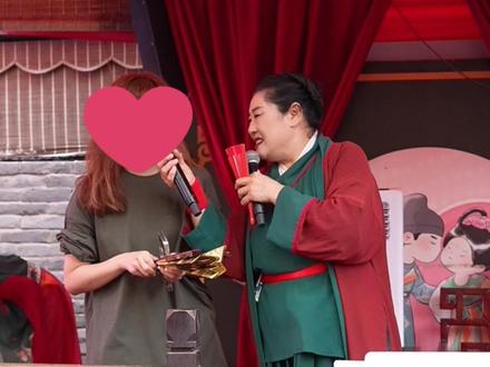 千里交友一线牵,速来纵湖寻良缘
2月17日-2月19日
王婆驾到,干娘帮你牵红线。
#盐城大纵湖 #春节 #盐城年味尽在纵湖灯会 #纵湖山海奇幻夜 #王婆说媒