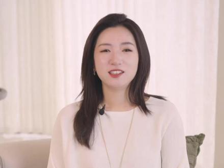 从哑巴妹妹到刀姐doris,一路死磕比天赋更重要 你可能不认识我
但你或许看过我和一群大咖的对谈
lululemon 创始人、江南春,欧莱雅中国 CEO等等大咖都曾是我的嘉宾。
你可能认识我,以为我是“社牛”,或资源很多
但你一定想不到,我曾因内向和害羞,一直被叫“哑巴妹妹”。
从自认为一无是处的“小透明”,到今天,拥有了一家咨询公司,做着我喜欢的工作,服务包括百亿民营企业到全球五百强,真的从行动上成就中国好品牌,我自己也成为营销圈的头部IP。
但其实这一切,没有什么超速的诀窍,全凭“笨鸟死磕”。
今天这期视频,想跟大家分享我的来时路,也想对你说:
就算是内心胆小的小透明,只要你深耕聚焦一个点,大力就能出奇迹,你也可以有一个心满意足的未来。
#女性成长 #品牌营销 #职场 #人生不设限 #你可能不认识我