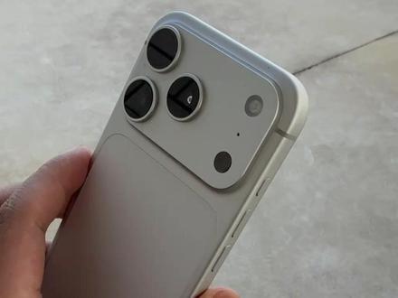 苹果17Pro贴了秋谷兔钢化膜质感确实可以 #iPhone17 #钢化膜 #数码科技 #秋谷兔钢化膜 #秋谷兔数码