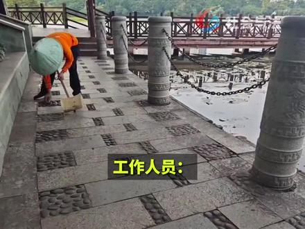 南宁一保洁员用抹布清理石缝积水,引发“管理过度”争议#广西 #公园散步随拍 #管理 #保洁 #随拍