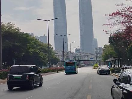 前去龙岗吃烤鸡!等了半天终于吃上了~味美香酥!见了各媒体争先报道的大网红@少年烤鸡(小陈) 并合影😁16岁少年很努力很棒!加油少年~祝越做越好!#少年烤鸡 #励志少年