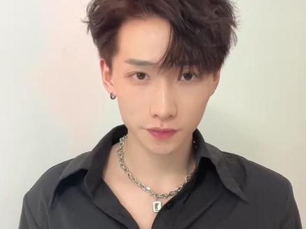 漫画发型侧分凌乱纹理造型,我想问一下这样出教程应该学的会吧?#男士造型 #男生发型打理技巧 #造型教程