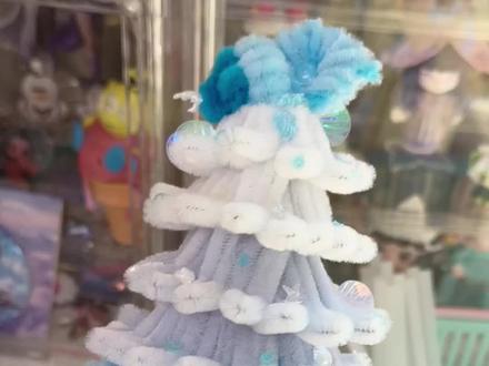 超可爱的朵莉亚旋转圣诞树屋~一起试试把灵感复刻出来吧~#朵莉亚 #王者荣耀 #扭扭棒 #手工 #圣诞树