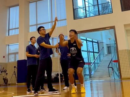 新赛季体测身高195公分,体重93公斤。彩蛋好看@2R #赵睿#cba体测