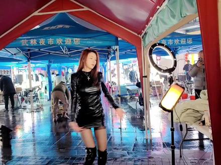 杭州街头偶遇拥有200多万粉丝网红@罗玉姬子💗(招女团)