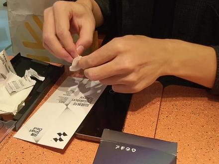 闪魔无尘舱瓷晶钢化膜 还有谁不会贴这个钢化膜?给大家看下贴膜过程。#手机贴膜 #无尘舱钢化膜 #钢化膜 #闪魔