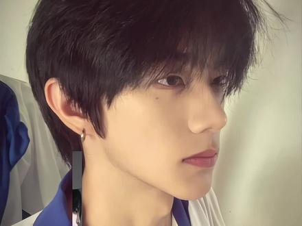 就算有什么事让我痛苦 眼泪也得从我的高鼻梁滑下去#蓝仁 #侧脸 #镜子侧脸 #豆包ai #豆包出大片有两把刷子 侧脸镜子拍照蓝仁特效指令 侧脸镜子拍照蓝仁特效教程 侧脸镜子拍照蓝仁教程 侧脸镜子拍照教程