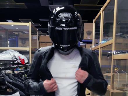 丹尼斯 暗夜骑士 复古巡航街车均可搭配 现在价格非常香 抓紧来直播间吧 !!#骑行服 #丹尼斯 #骑行装备 #皮夹克 #黑武士