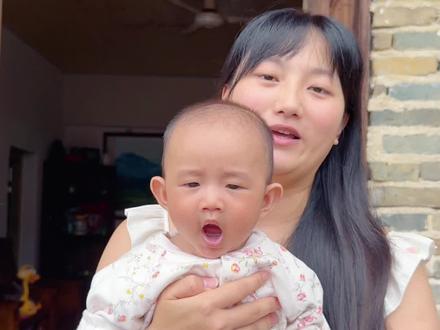 小汤圆4个月啦给她加点米糊吃,你们宝宝是多大的时候吃米糊的呀#vlog日常 #宝妈 #带娃