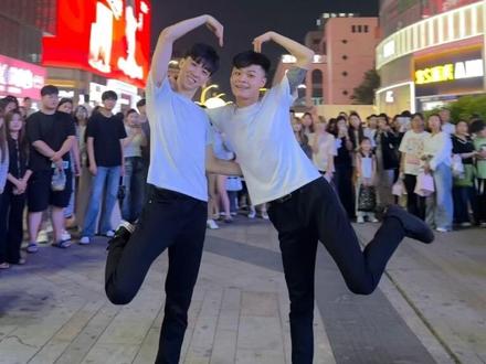 画个圈圈祝福你./#战争践踏 #chinese舞蹈 #流氓步 #双子星