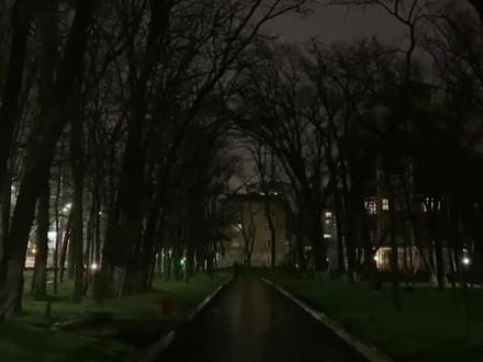已经乱掉了 我的情绪 我的作息 我的房间 还有我的生活 很矛盾吧 我也知道 我在乱掉的东西里边感觉痛苦又感觉痛快 一边焦虑一边又很有安全感