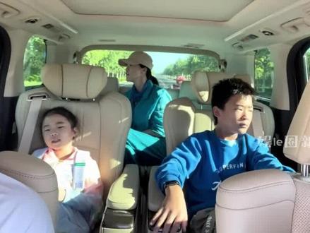 王楠坐百万豪车送笑笑上贵族学校,一年学费20万,班中仅6个学生 #王楠 #郭斌 #笑笑 #一年学费20万