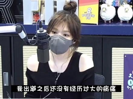 #wendy #孙胜完
又怎么会不疼呢,对伤痛闭口不谈,无法想象经过多少努力重新站上舞台,她把所有的热忱都交给了麦克风🎤