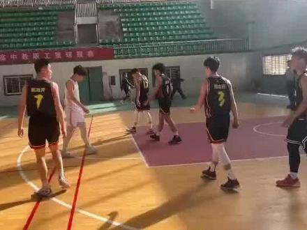 #上热门 深秋的凉意浸不透沸腾的球场。麻城二中与博达高中的季军之争,成了一场意志的鏖战。
比分如齿轮般紧紧咬合,交替上升。第四节最后两分钟,空气凝固——麻城二中只领先1分。二中控卫在包夹中送出妙传,博达中锋送出火锅大帽,反击快攻如利剑出鞘。悬念在每一次攻防转换间剧烈摇晃。
终场前30秒,二中控球后卫迅猛抢断,带球突破两人,长传给二中定海神针大中锋周煌,周帅稳稳接球,变向,一路狂奔,在两人封堵下欧洲步三大步上篮——篮球画出漫长弧线,打板入筐!二中领先3分,瞬间旁边二中啦啦队欢呼炸响。
最后十几秒,麻城二中靠铁血险胜麻城博达高中。少年们相拥,汗水与泪水在夕阳下闪光。哨声会远去,比分会被淡忘,但这个下午教会他们:真正的荣耀,是倾其所有,是战斗至最后一刻,是在胶着中炼就的钢铁意志。
这不仅是季军的加冕,更是青春最滚烫的勋章。
#麻城中小学运动会#麻城高中篮球顶级赛事#爱篮球爱生活#季军也不错🔥🔥🔥