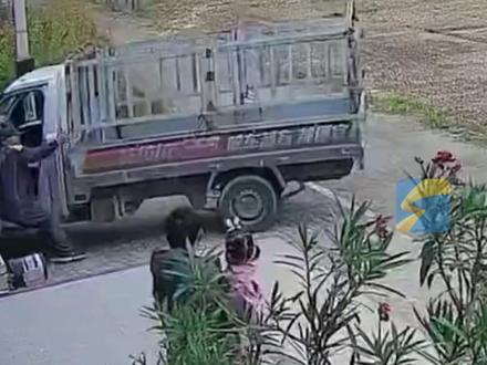 10月16日,河北唐山,邻居车停在斜坡上突然溜车,男子抱着1岁半孩子冲上前单手拦停:本能反应,怕放下他会跟过来,更不安全!#监控 #危险瞬间 #爸爸带娃