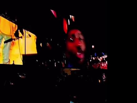 在刚刚结束的2023年科切拉音乐节Frank ocean自2016年后首次现场演出,阔别6年舞台,以压轴的方式出场科切拉音乐节。只能说有点失望,Frank ocean拒绝平台进行演出直播,迟到,早退,甚至直接放起原曲确实有点不尽人意,但是消失6年的法海依旧现场封神,还是说值得等待的。以上是粉丝现场拍摄的nights ,white ferrari的部分视频#科切拉 #frankocean #coachella音乐节