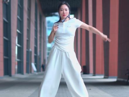 《我们站着就是理由》 #舞侠小敏 命运关口不低头,我们站着就是六!六六六🤙🤙🤙#潮流广场舞#原创编舞 #简单易学 #霸气