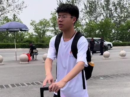 高考前最后一次送娃返校,再回来已是高考结束,路上没有给你说太多的话,因为该说的都给你说了,我们心的方向是一致的,送你返校回来的路上,你还是和往常一样,下课了给我打电话问我到家了么?每次都是路上走着呢,因为我都是在车里坐半小时才回家,这样能多陪你一会儿,离得你更近一些,接你电话的时候,又嘱咐了你几句,我自己忍不住落泪了,声音也沙哑了,我尽可能的控制着不让你听出来,因为我拍你担心我,就感觉这一年说长也很长说短真的也很短,这一年也看到了你的成长,你比你爹娘优秀多了,放假回家玩会儿就玩会儿,回学校知道学习就行,回想以前我对你要求的是太多了,想要既要还要,我现在对你要求少了,反而你对自己比以前要求的多的,剪着剪着视频,看着你的背影,看着这一年长大的你,我突然之间就泪目了!辛苦了宝贝儿,因为从你两周五个月我就把你送到幼儿园上学,上到现在的十七周七个月八天了,我知道我不是一个合格的妈妈,让你上学太早了,本来玩的年龄却进了学校的门,一直上到现在,记得你刚上初中,比他们都小俩岁,长得可矮呢,每次都是排头,每次放假开学,搬运行李,都是我俩抬着,抬着抬着抬着,你慢慢的长大了长高了,可以自己搬了,妈妈很欣慰,因为你变成了可以保护妈妈的小男子汉了,去年你高考后没有走,选择了复读,我知道复读这条路不好走,但是你选择了,我跟你爹就要尽我们最大的能力去给你选择一个复读的学校,都说给孩子花这么多钱去复读真不少,但是我跟你爹感觉值,而且你对复读学校也很满意,你这一年的进步我们都看在眼里,你比去年更扎实,更沉稳,人生没有白走的路,每一步都是为了以后的美好做铺垫,你是一个阳光自信,善良勇敢,懂事孝顺,有责任心,三观正,爱很多人也被很多人爱的男孩子,希望俺娃相信的比我多,看过的世界比我大,以后能有不伤人的修养,当然也有不被人伤的气场,即使你再平平无奇,在我眼里也是最好的!我很庆幸你的成长我从未缺席,给不了你全世界的温柔,但我尽所能珍惜陪伴你的日子,不断目送的的背影渐行渐远,你将远走高飞,我将原路返回,带你我用了十八年,爱你,却要一生。#记录真实生活 #高中生 #高考生最后冲刺