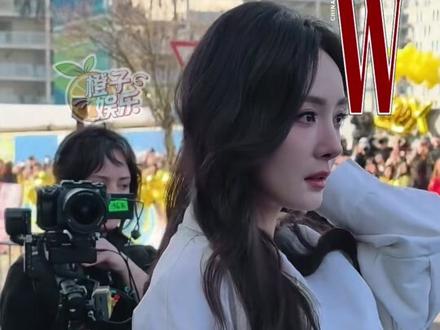 两位美女同框互动太可爱了#金泰梨对杨幂比心 #杨幂 #金泰梨