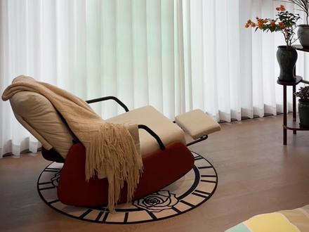 5元DIY|利用玻璃门窗打造圣诞树 圣诞节快到了,如果你家有这样空置的玻璃门或玻璃窗,不如来种一棵圣诞树吧!
准备这些材料:
卷尺,剪刀,美纹纸胶带(绿4cm,绿2cm,黄2cm,红2cm各1卷)
先确定窗户的中间点,我这棵圣诞树的顶点高度是2.2m,底部离地30cm,底部宽度70+70cm,用美纹纸胶带定好点位。
接着连接点位,注意胶带不用压实,等下可以撕下来循环利用。
先用4cm宽的绿色美纹纸胶带贴出圣诞树的主框架,像这样斜着横贴,随机排布就可以了,再用2cm宽的绿色美纹纸胶带再贴一遍,依然是随机排布,丰富圣诞树的视觉层次感。
接下来用2cm的黄色和红色美纹纸胶带,在圣诞树上穿插贴几根,营造出彩带的感觉。
最后用黄色美纹纸胶带贴上星星,再点缀一下,就完成了,氛围感瞬间拉满!
看看,这是晚上的样子,这是白天的样子,还有晚上从外面看向窗户的样子,每一个时刻都很美!
如果你家有这样的玻璃门窗,不妨也来试一试吧!
这样一棵圣诞树成本只需几块钱。下期分享DiY装饰画系列之丝巾画,怎样利用9块9的丝巾和20块的相框,把它变成买不起的样子。
#圣诞的100种打开方式 #圣诞树 #自制圣诞树 #圣诞节的仪式感 #圣诞节