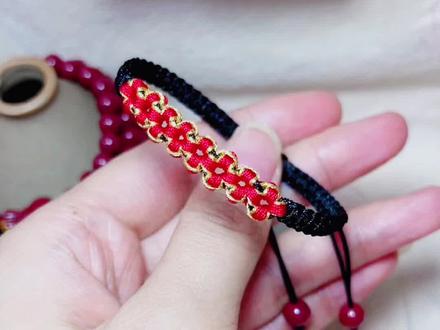 #绳结教程 #绳结技巧 桃花手链编法,采用72号玉线和6股金线编织,成品绝了,你觉得好看吗?❤️ #纯手工编绳 #学会快去试试吧🔥